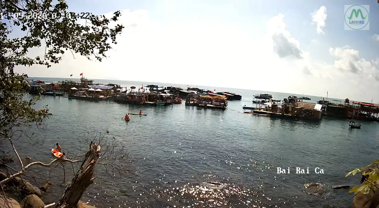 Cụm nhà bè neo sát nhau trên mặt nước tại Hòn Sơn
