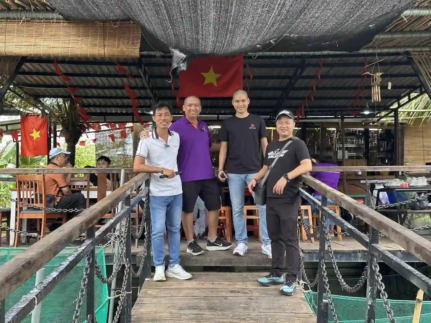 Khách trải nghiệm trên bè nuôi tại Hòn Sơn, hai bên là lồng lưới