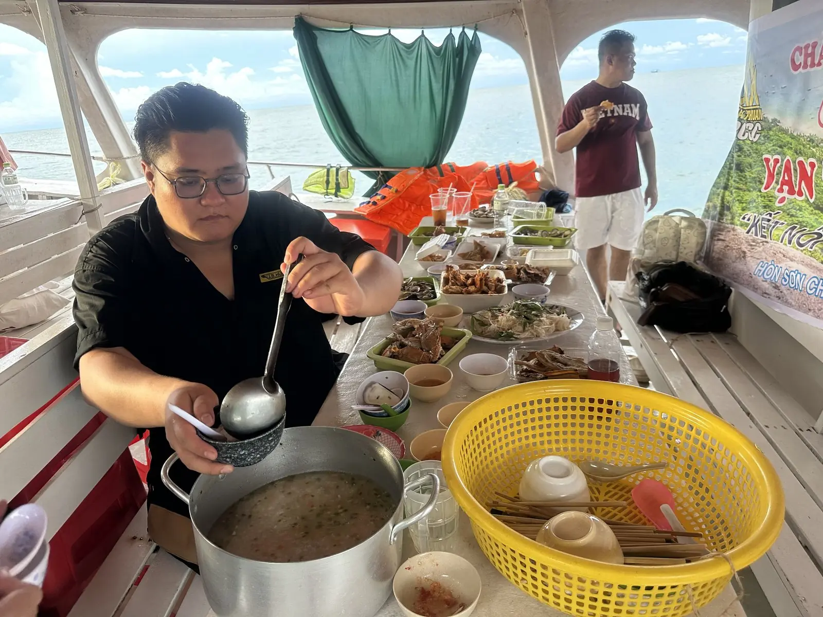 Khách đoàn thưởng thức hải sản trên tàu tại Hòn Sơn, chụp 20/06/2026