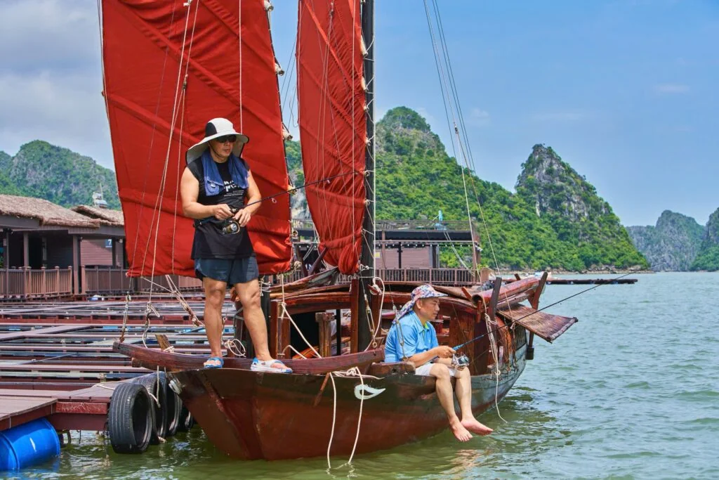 Ảnh tham khảo: khách câu cá cạnh nhà bè ở Cát Bà, Hải Phòng