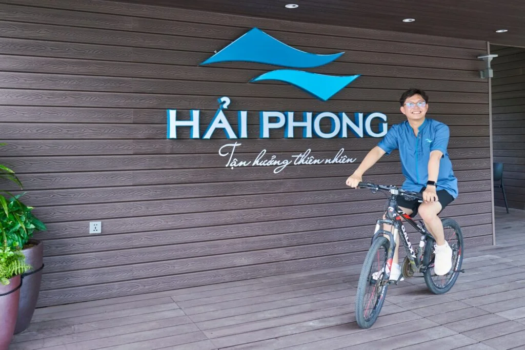 Ảnh tham khảo: bảng hiệu thương hiệu Hải Phong tại khu du lịch nhà bè Cát Bà, Hải Phòng
