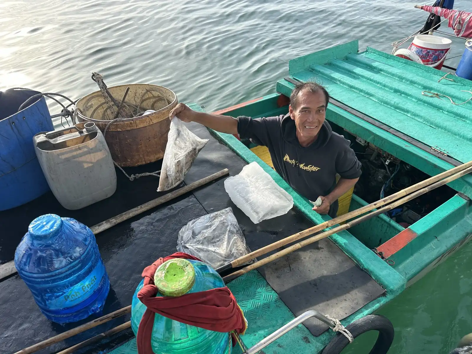 Ngư dân đảo Hòn Sơn cười tươi bên mẻ cá vừa đánh bắt, chụp 17/06/2026