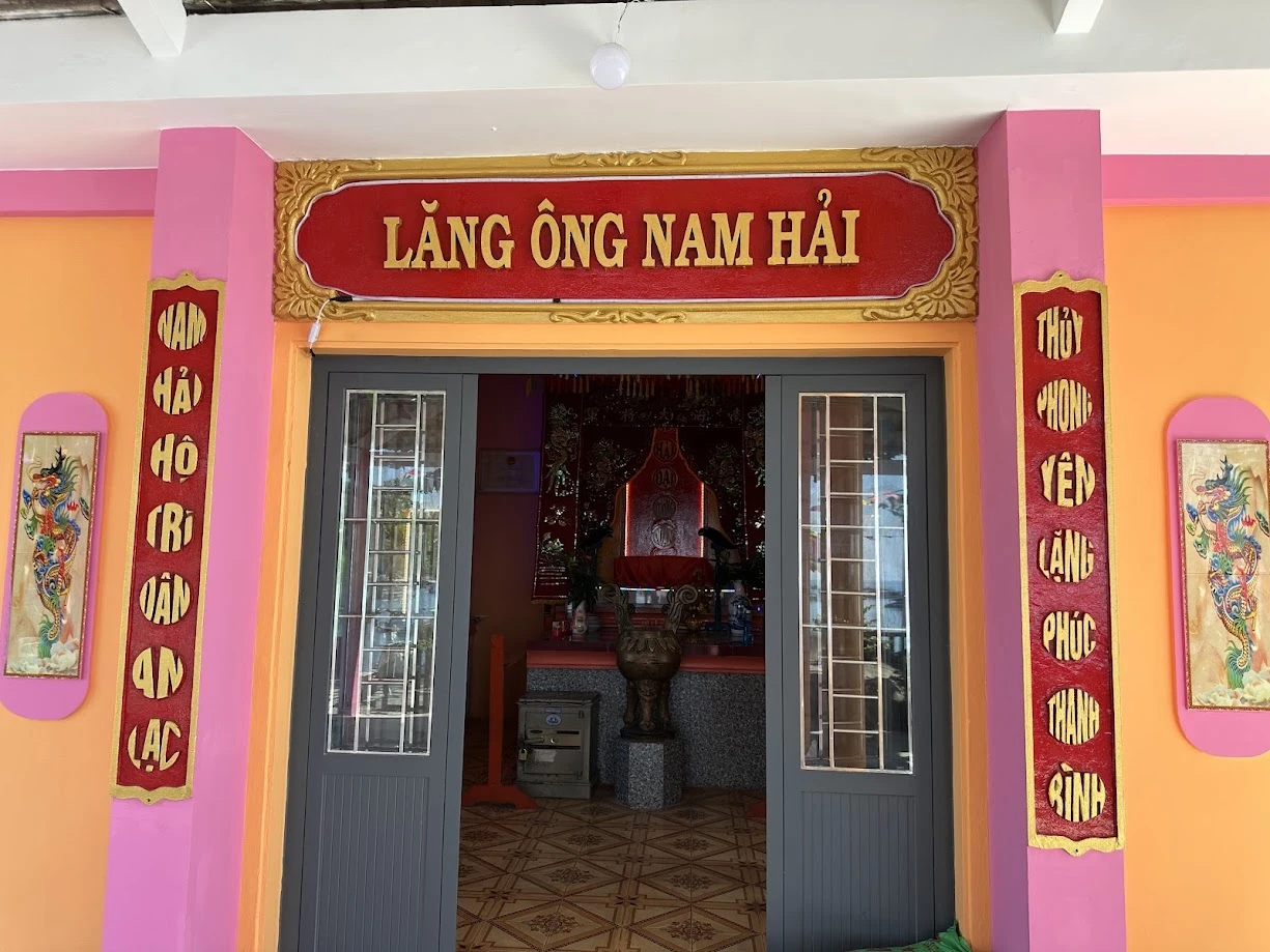 Cửa chính Lăng Ông Nam Hải với câu đối