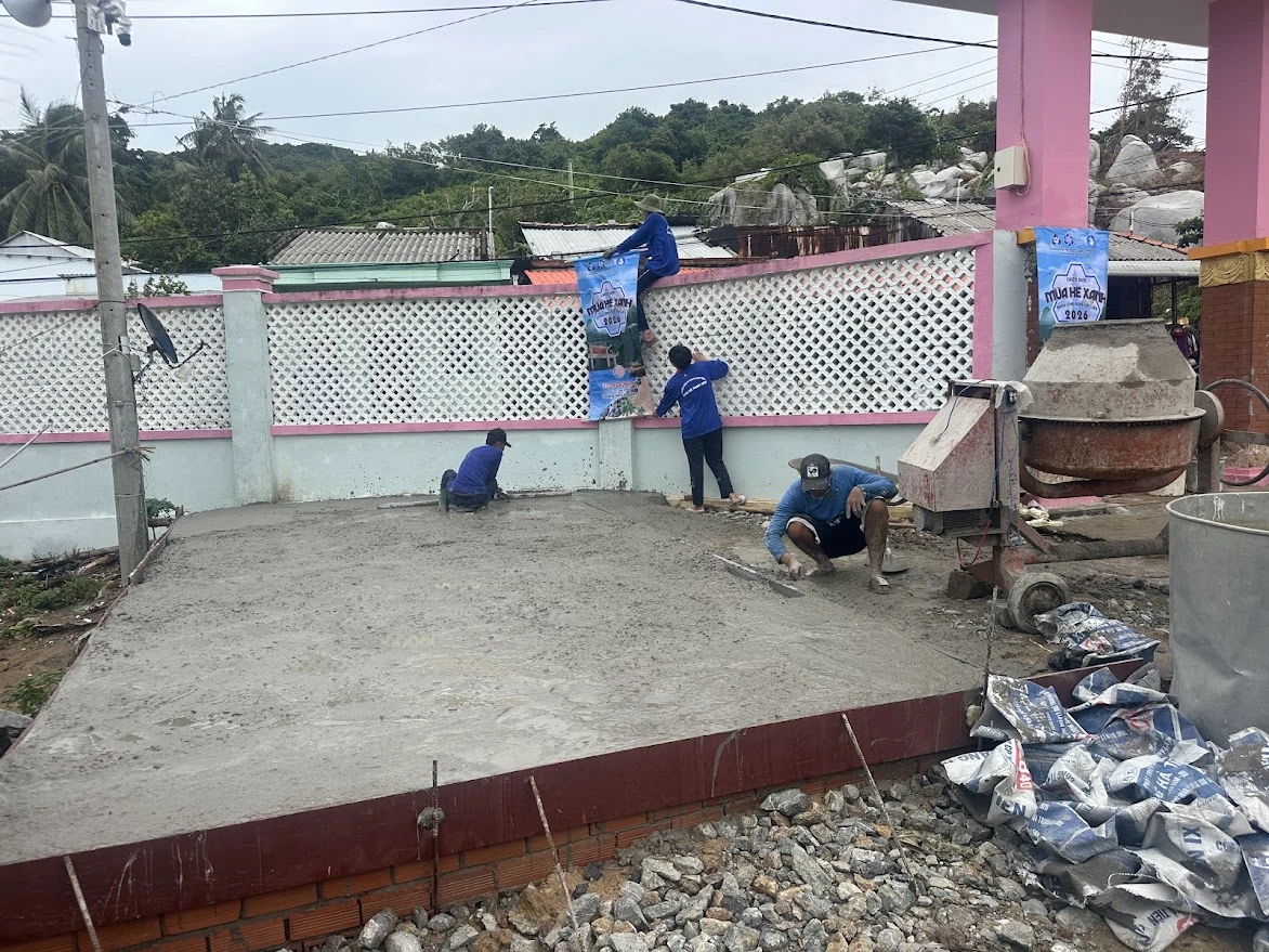 Đội thanh niên tình nguyện Mùa Hè Xanh 2026 tráng bê tông mặt sân Dinh Lăng Ông Nam Hải