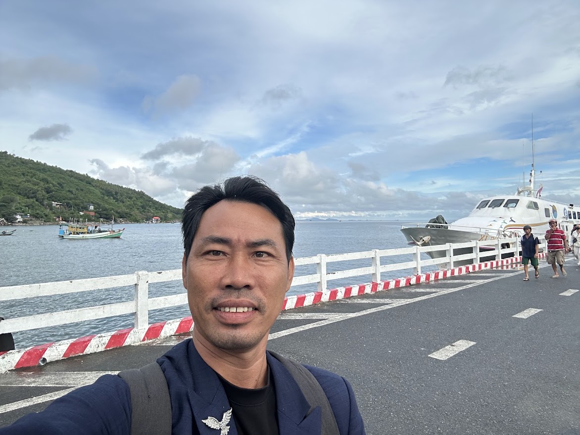 Lý Minh Giang, Giang Biển Đảo, tại bến cảng Hòn Sơn