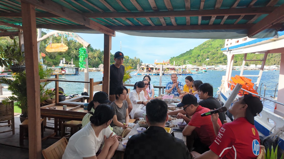 Đoàn Daiichi dùng bữa trên bè Sea Mê