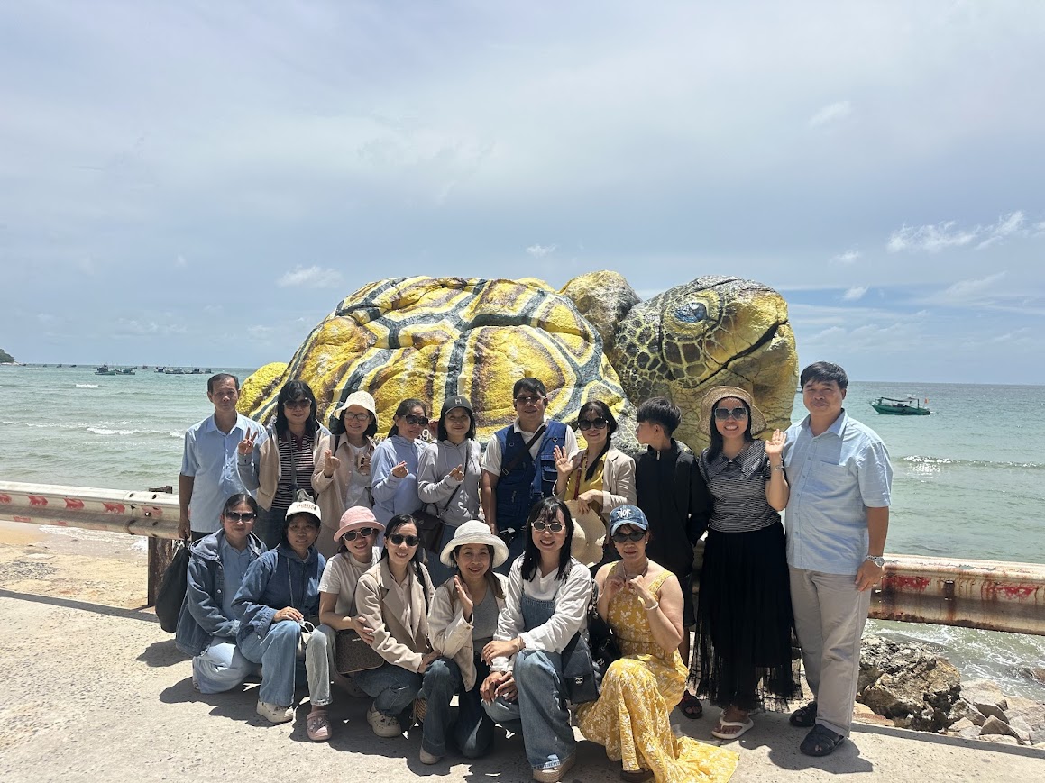 Thầy cô Đông Hồ tại Đá Ông Rùa