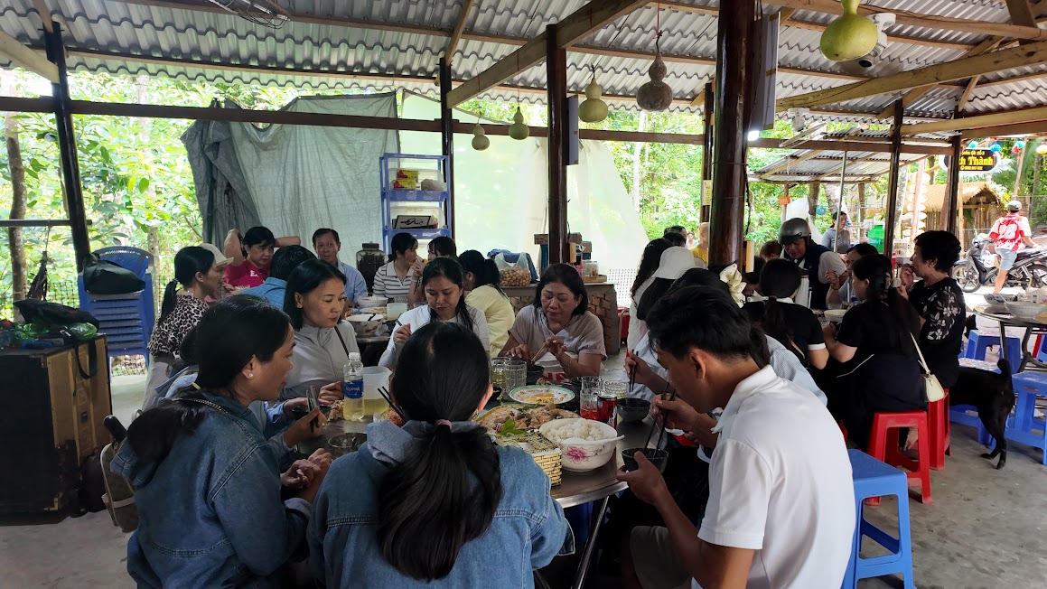 Khách thưởng thức gà núi quán Thành