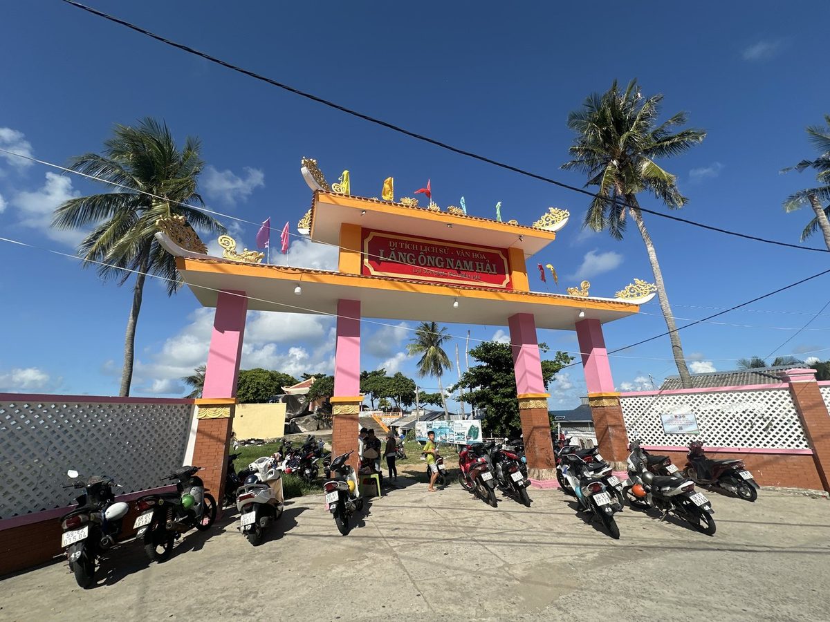 Cổng tam quan Lăng Ông Nam Hải trên đảo Hòn Sơn, hai hàng dừa hai bên