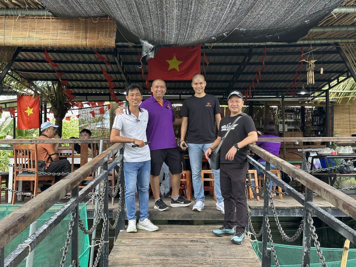 Cầu gỗ trên bè nuôi cá Hòn Sơn, thấy rõ lồng lưới nuôi cá ngay dưới sàn