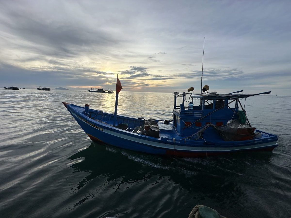 Ghe ra biển lúc bình minh ở Hòn Sơn