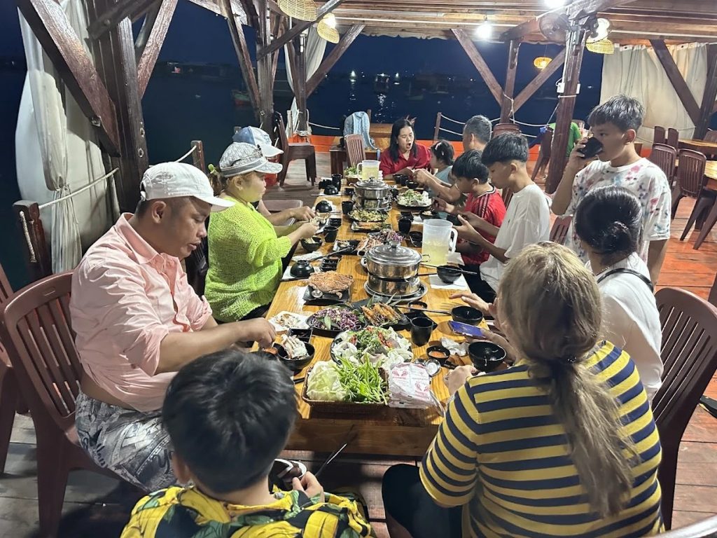 Tiệc BBQ trên bè ở Hòn Sơn