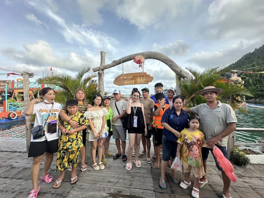 Đoàn khách tại cổng chào Hòn Sơn
