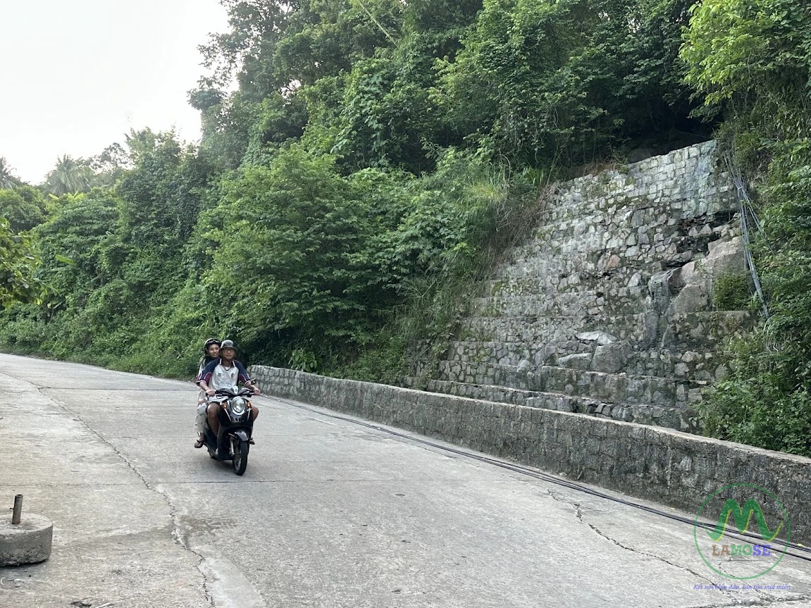 dốc bê tông kè đá đường xuyên đảo Hòn Sơn khách chạy xe máy lên đèo logo LAMOSE