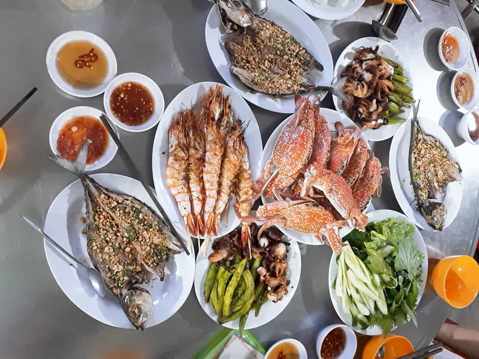 Mâm hải sản Hòn Sơn đủ tôm ghẹ cá mực dọn ra bàn