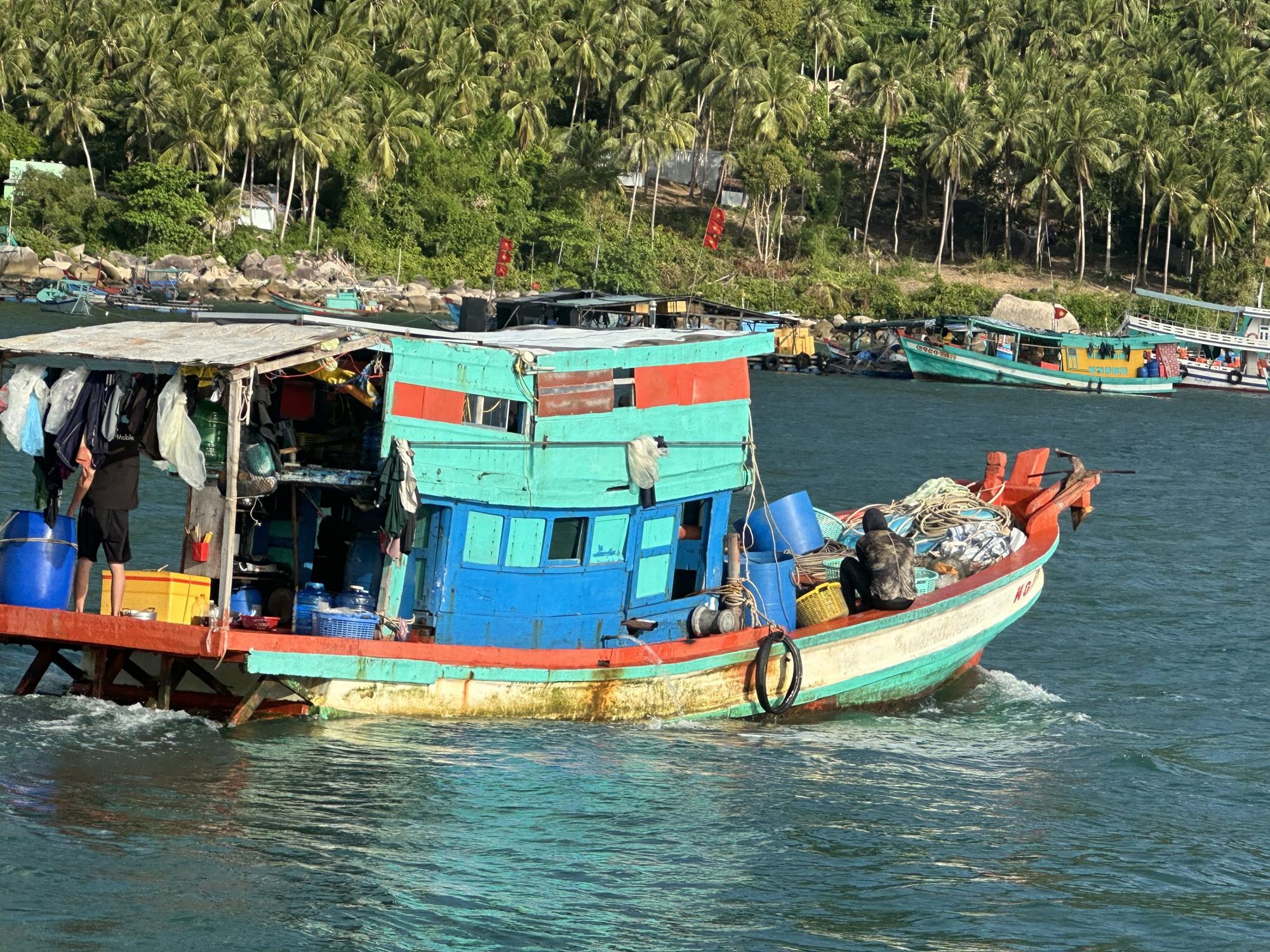 Ghe cá cập bến Hòn Sơn