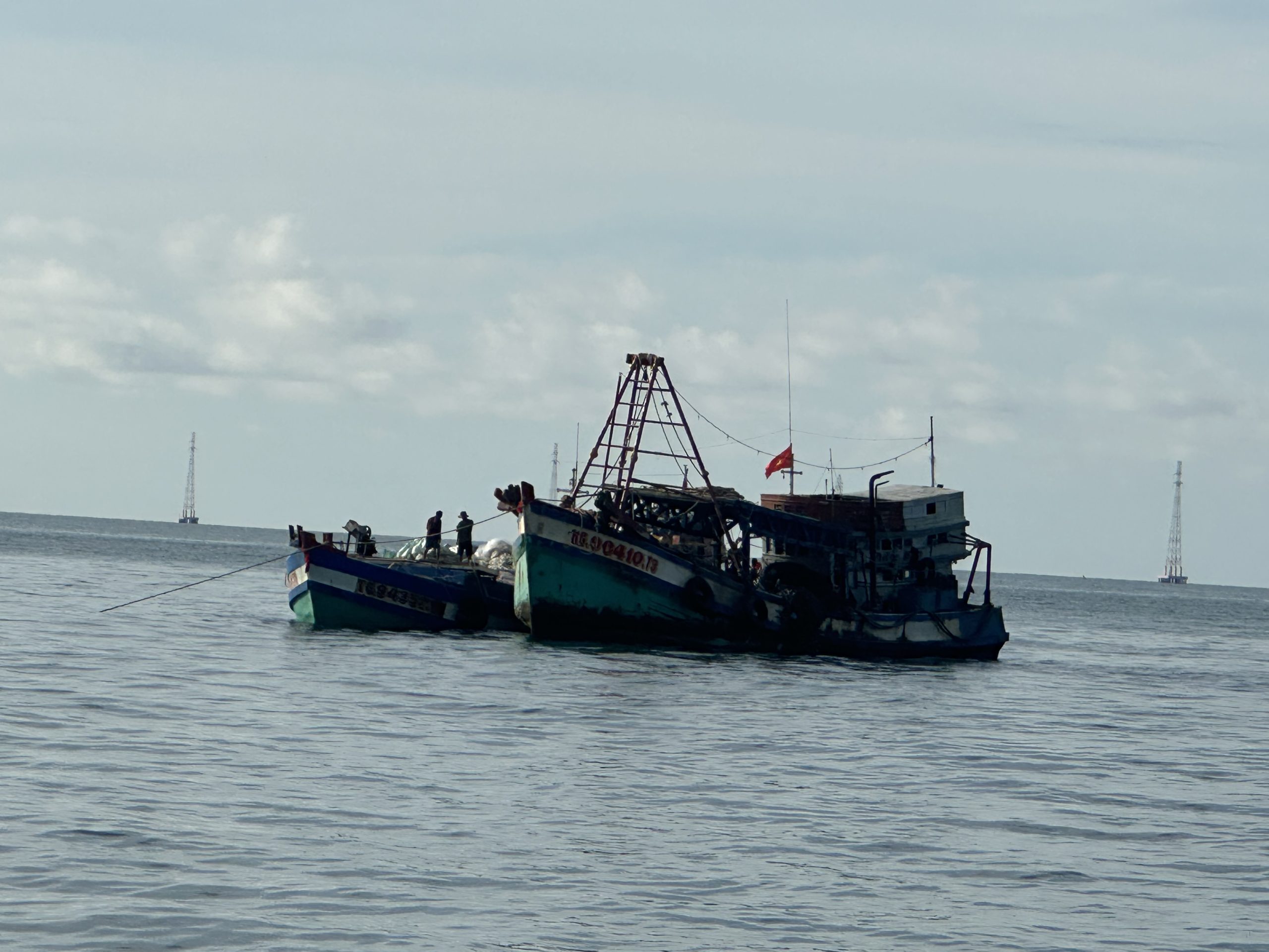 Ghe cào đôi ngoài khơi.jpeg