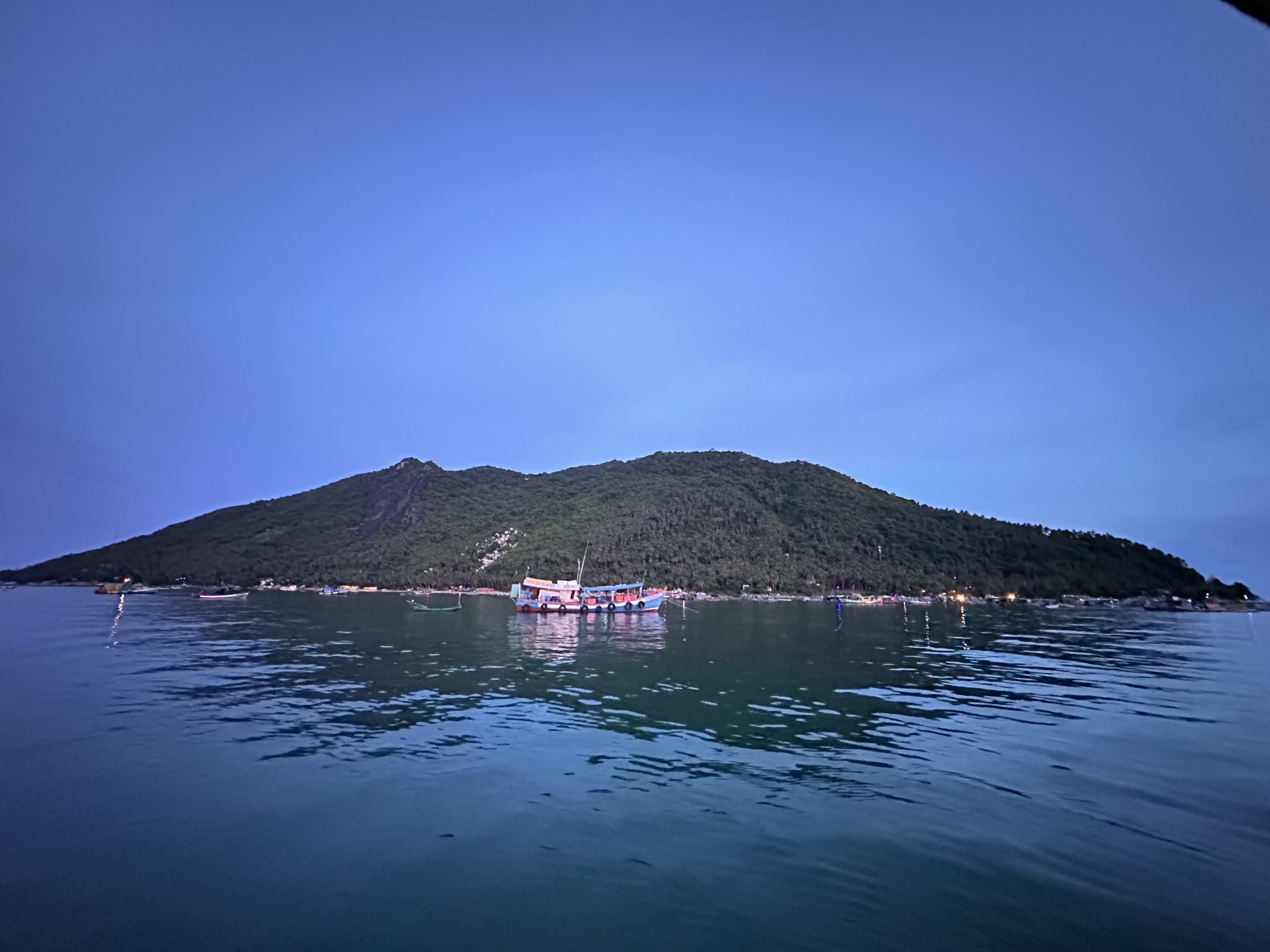 Đảo Hòn Sơn lúc tờ mờ sáng
