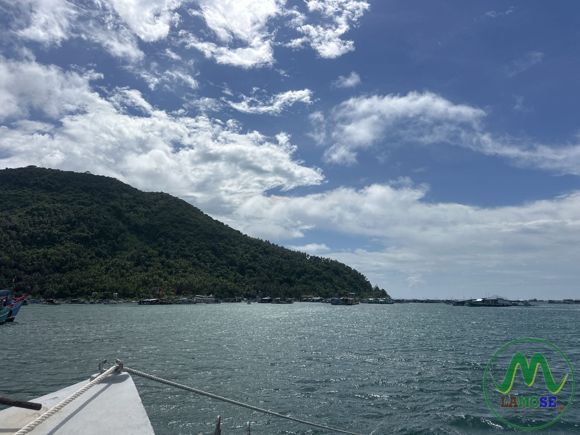 Đảo Hòn Sơn nhìn từ tàu - làng chài ven biển