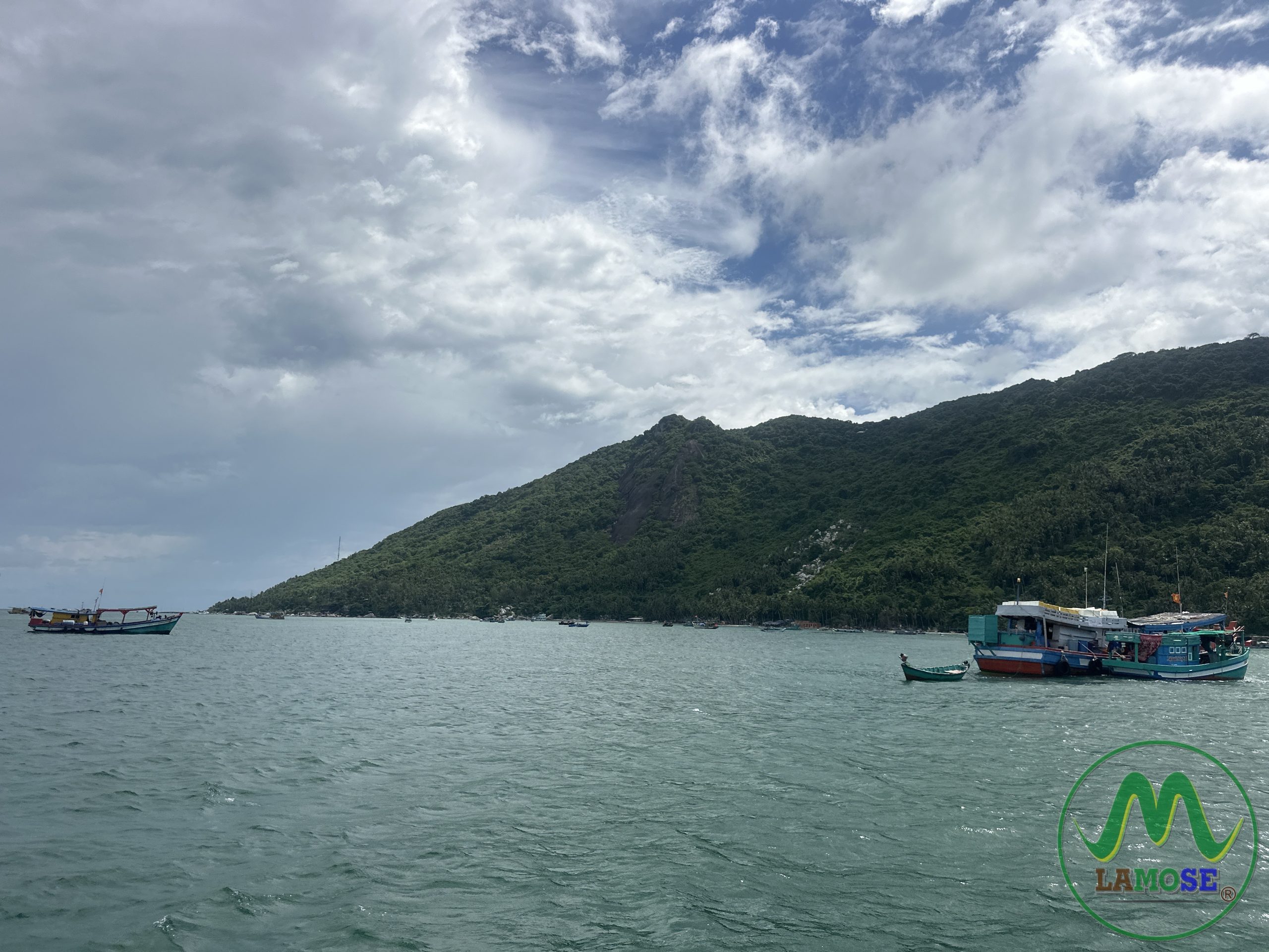 Đảo Hòn Sơn và bè nổi nhìn từ biển