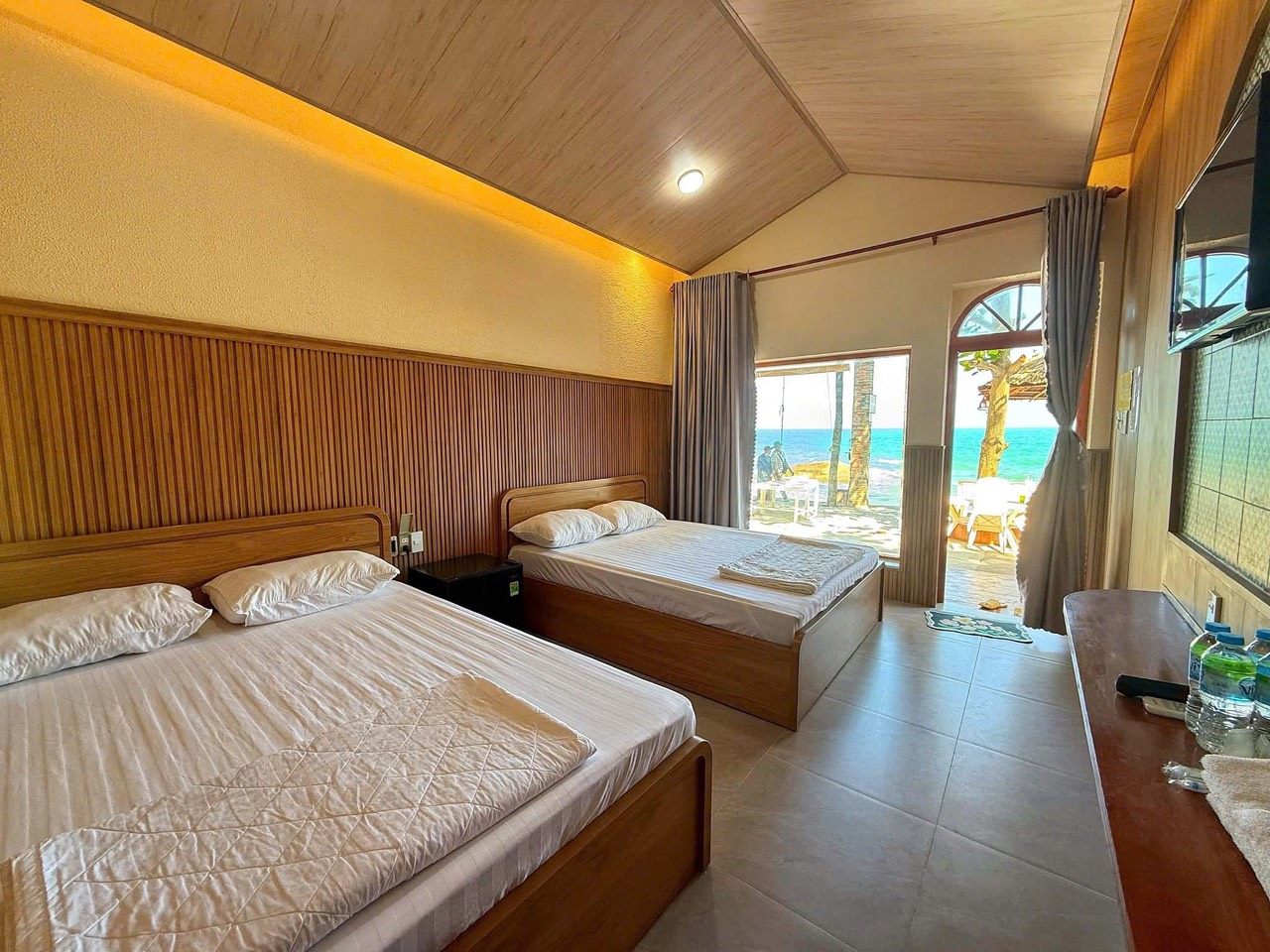 bai-da-phong-2-giuong-tran-go-view-bien-1.jpg