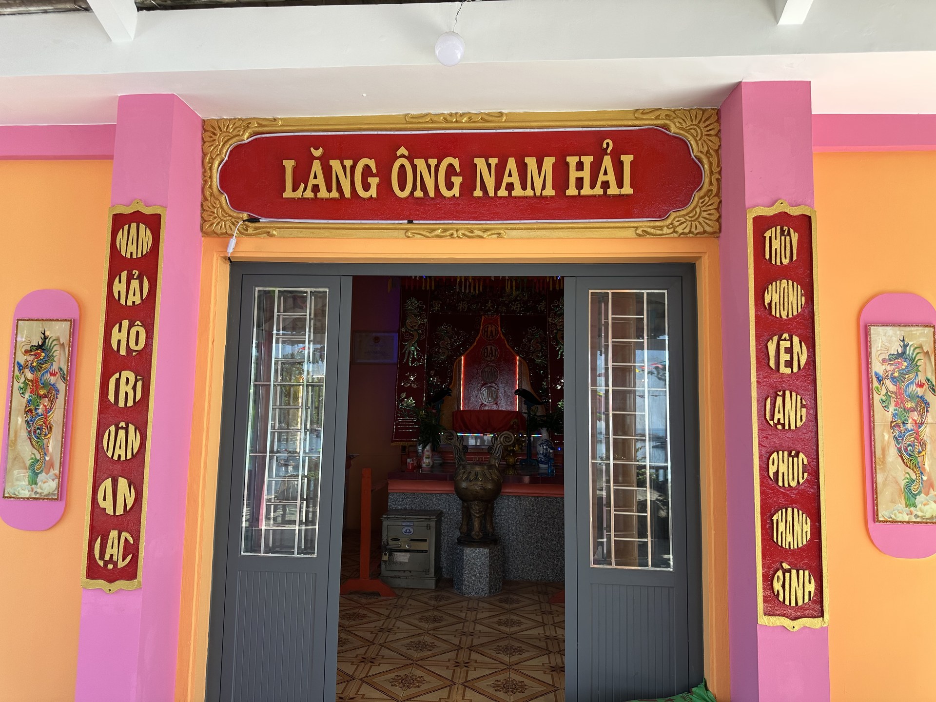 The main door of Lang Ong Nam Hai, the whale temple